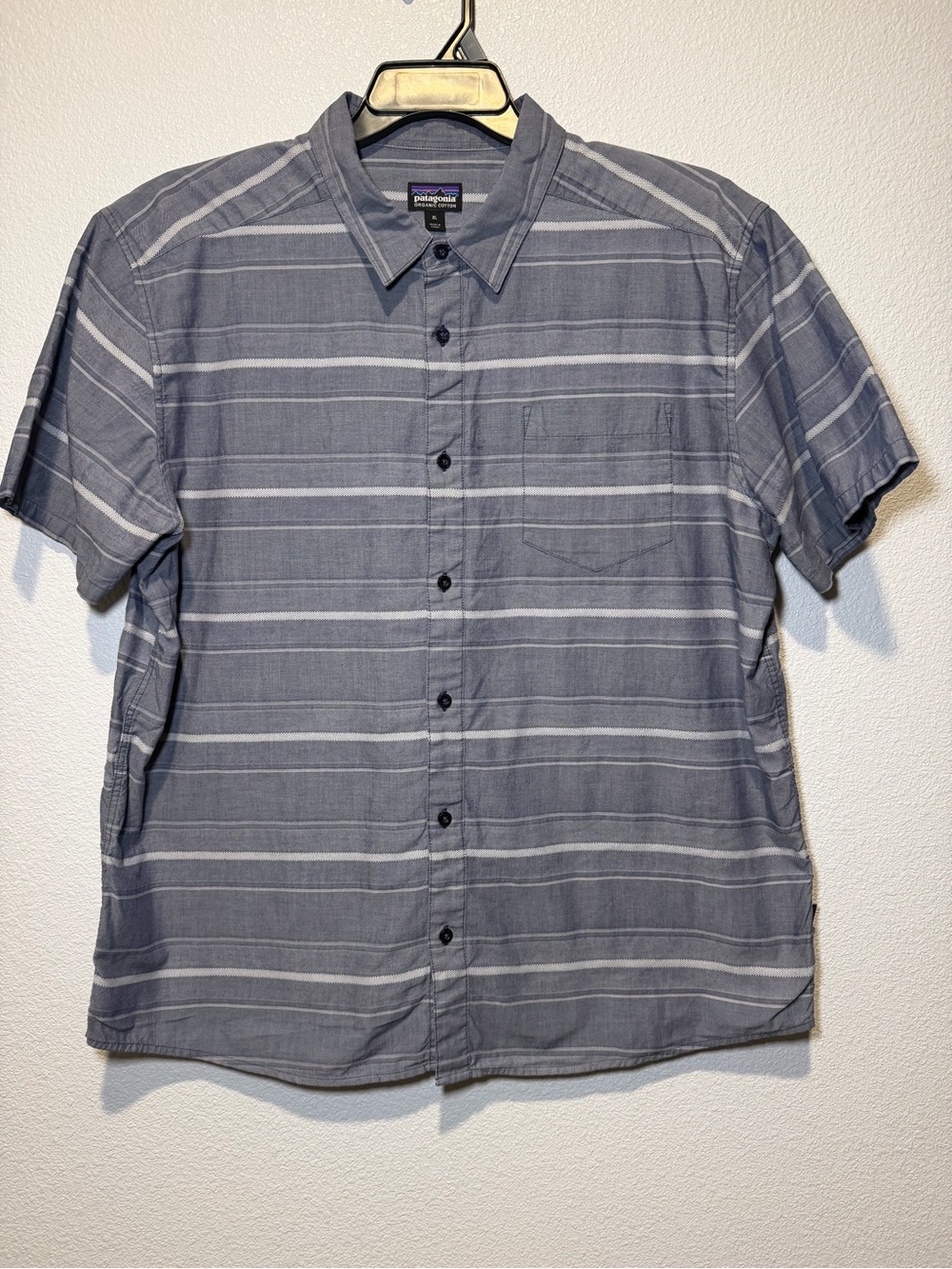 Patagonia Men's XL Organic Cotton Gray/White Striped Short Sleeve Pocket Shirt